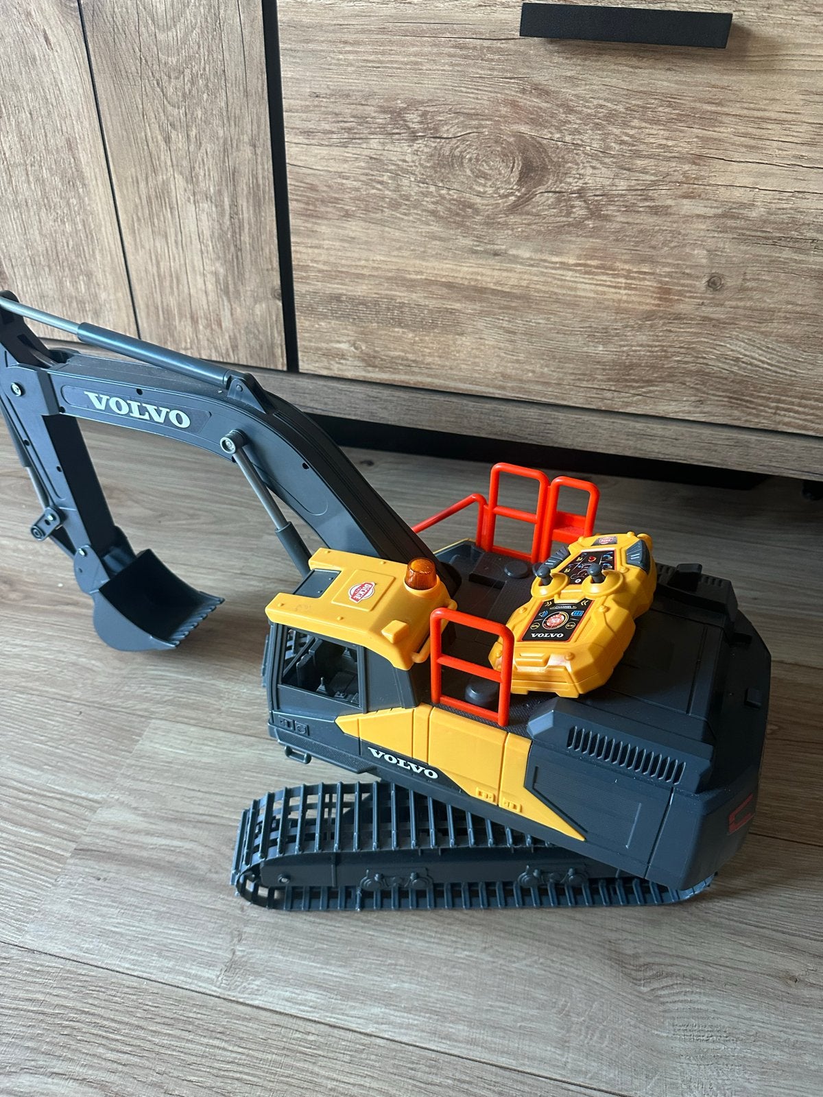 Volvo Graafmachine Speelgoed met Afstandsbediening, Ophalen, Zo goed als nieuw, Afstandsbediening