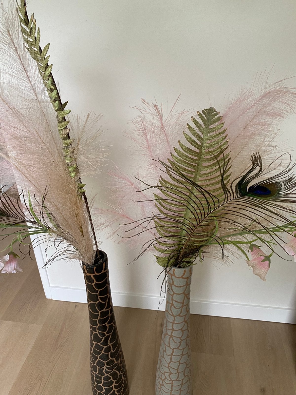 2 Potten met Zijde Bloemen - Decoratieve Set, Huis en Inrichting, Woonaccessoires | Vazen, Ophalen, Zo goed als nieuw, Overige kleuren