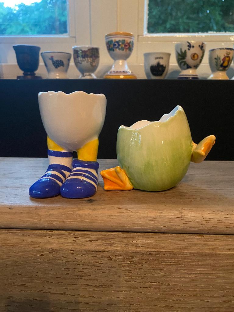 2 eierdopjes in de vorm van een kuiken en 1 met voetjes, Keramiek, Overige typen, Ophalen of Verzenden, Zo goed als nieuw