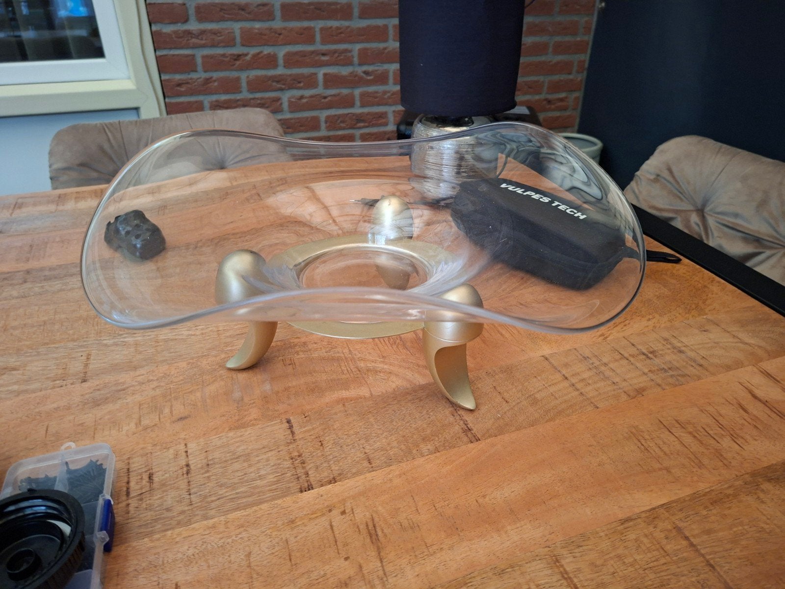Moderne glazen schaal op gouden voet - decoratief, Ophalen, Schaal, Glas, Overige vormen