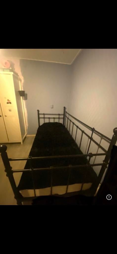 Zwartgeverfd IKEA bed met spijlen en lattenbodem, Gebruikt, 90 cm, Eenpersoons, Zwart