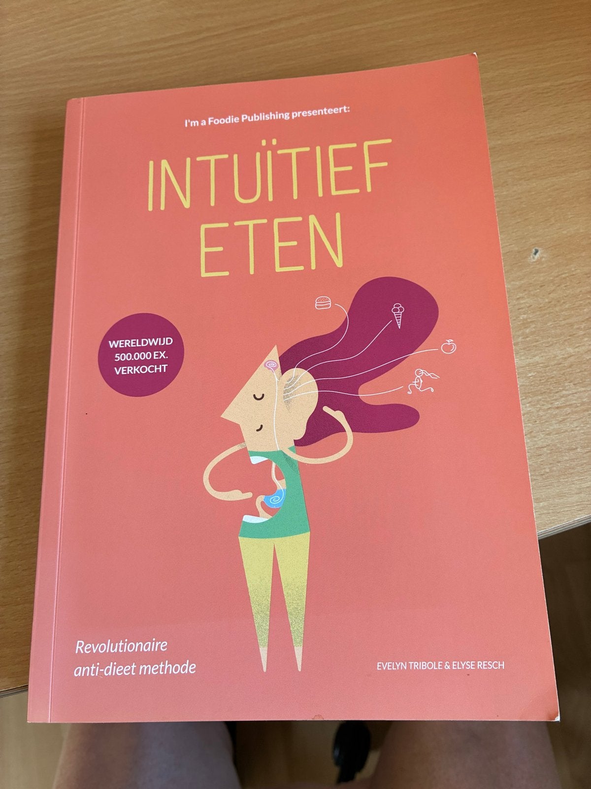 Evelyn Tribole Intuïtief Eten - Revolutionaire anti-dieet me, Boeken, Ophalen of Verzenden, Zo goed als nieuw, Dieet en Voeding