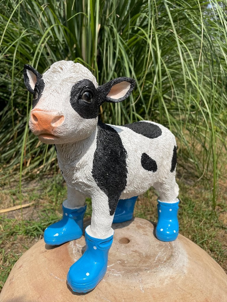 Kalf koe Blauw regenlaarsjes tuin boerderij kado 30cm, Ophalen of Verzenden, Nieuw, Kunststof, Dierenbeeld