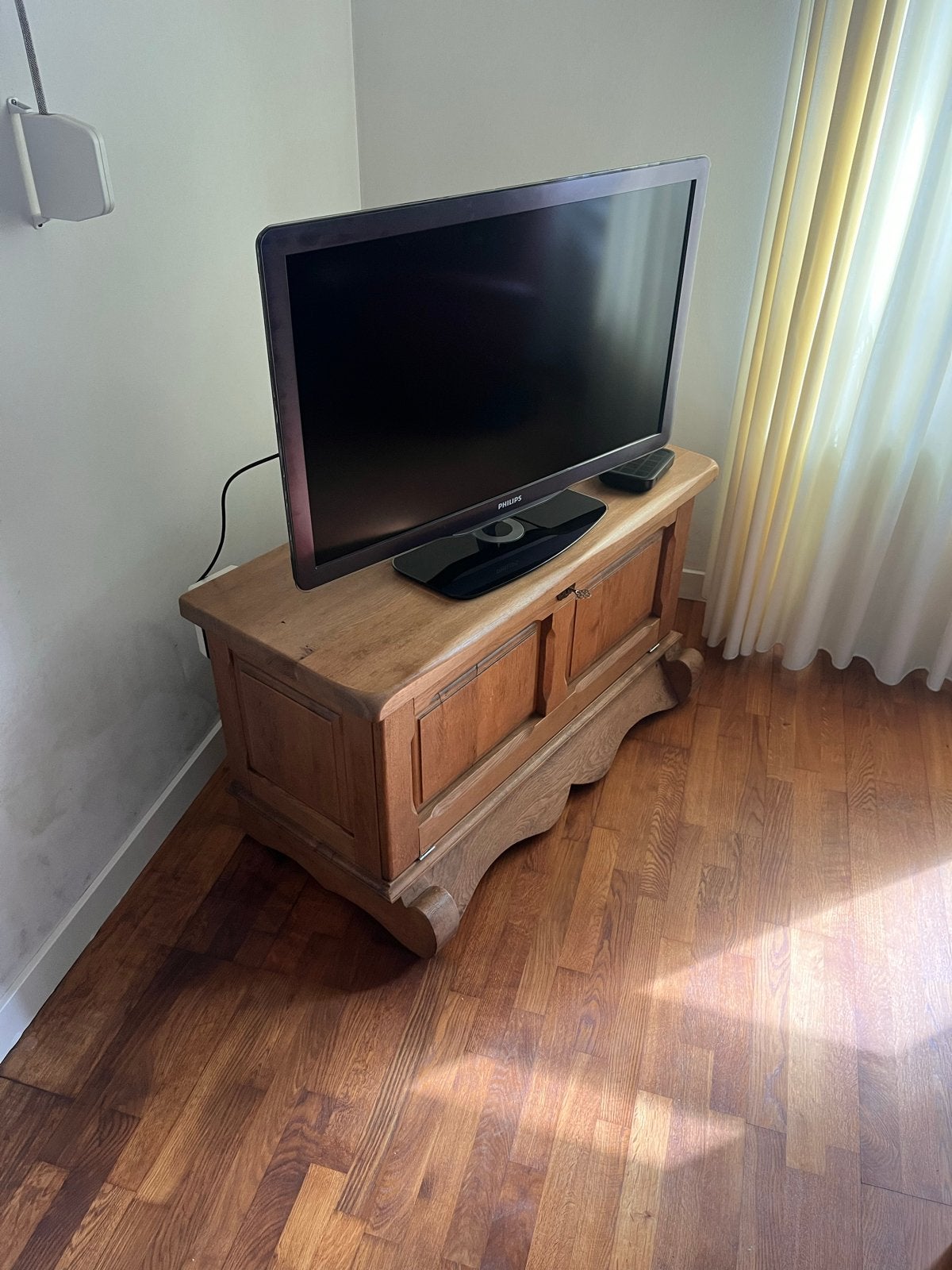 Antieke houten kist/tv-meubel, Ophalen