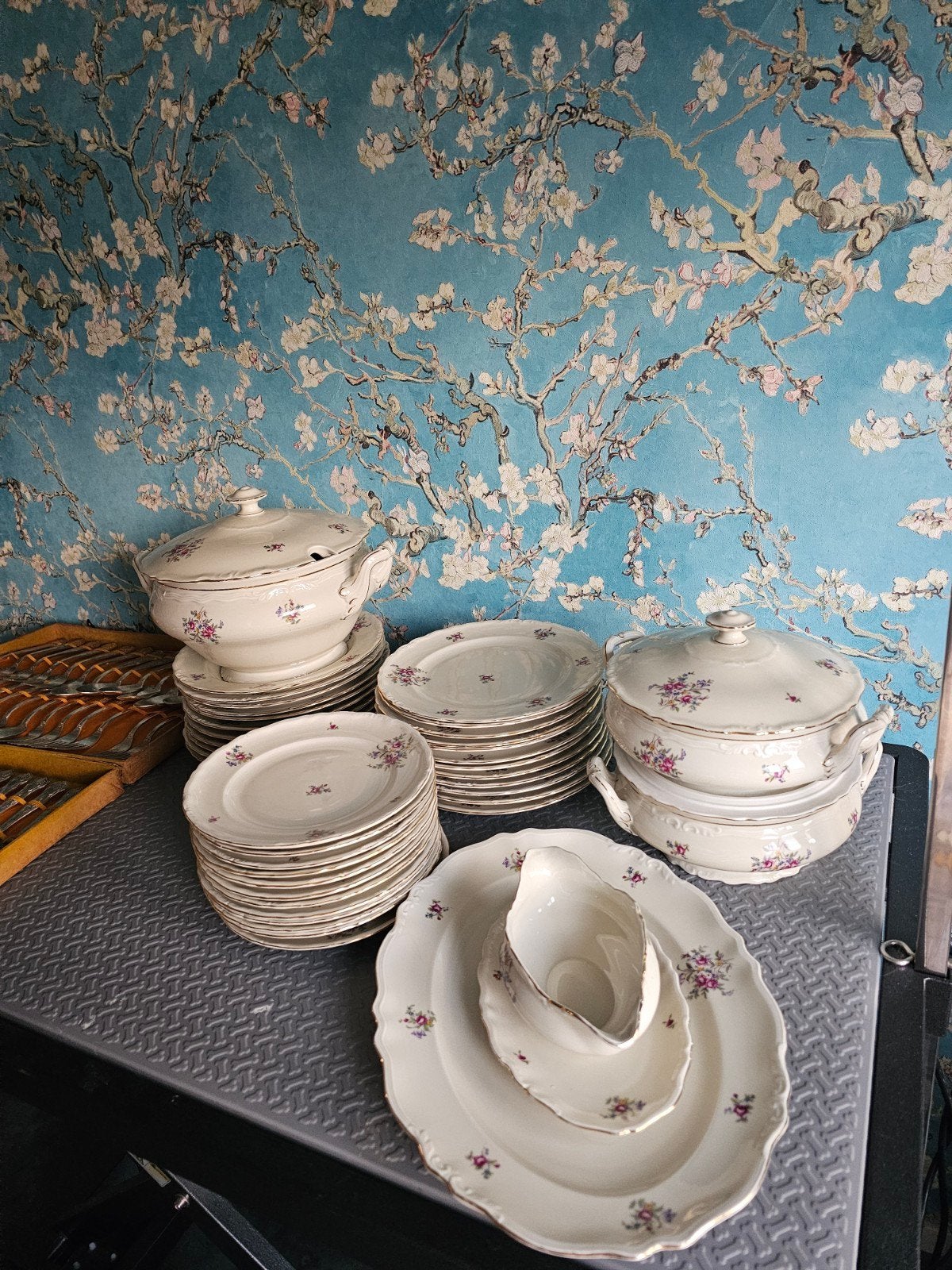 Vintage Servies en Bestek Set - Bloemmotief en Goud, Ophalen