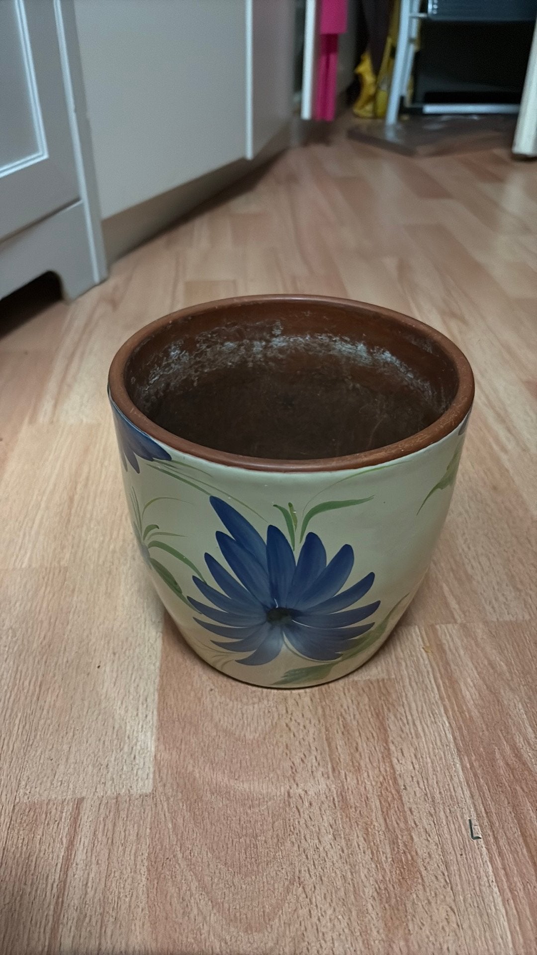 Mooie bloempot met blauwe bloemen - Gebruikt, Tuin en Terras, Bloempotten, 25 tot 40 cm, Gebruikt, Rond, Binnen