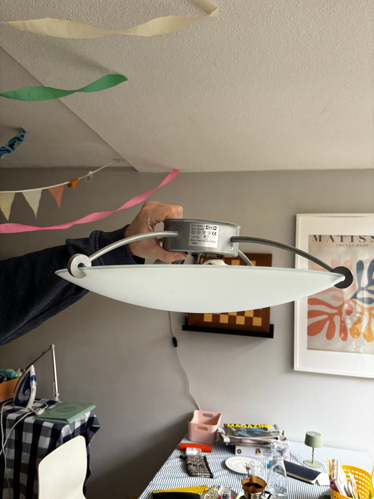 Gratis IKEA Plafondlamp met 3 E14 fittingen - Wit/Zilver, Huis en Inrichting, Ophalen, Gebruikt, Modern, E14 (klein)