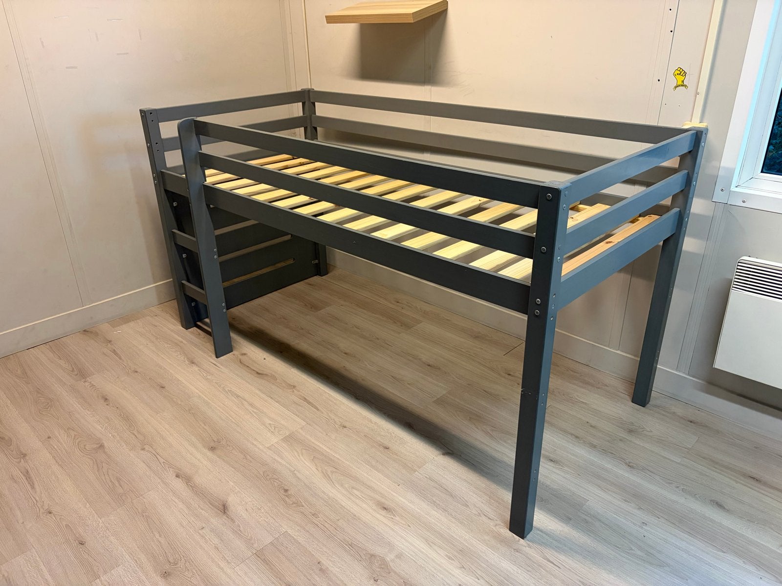 Halfhoogslaper grijs met lattenbodem, Huis en Inrichting, Slaapkamer | Stapelbedden en Hoogslapers, Ophalen, Gebruikt, 90 cm, Eenpersoons