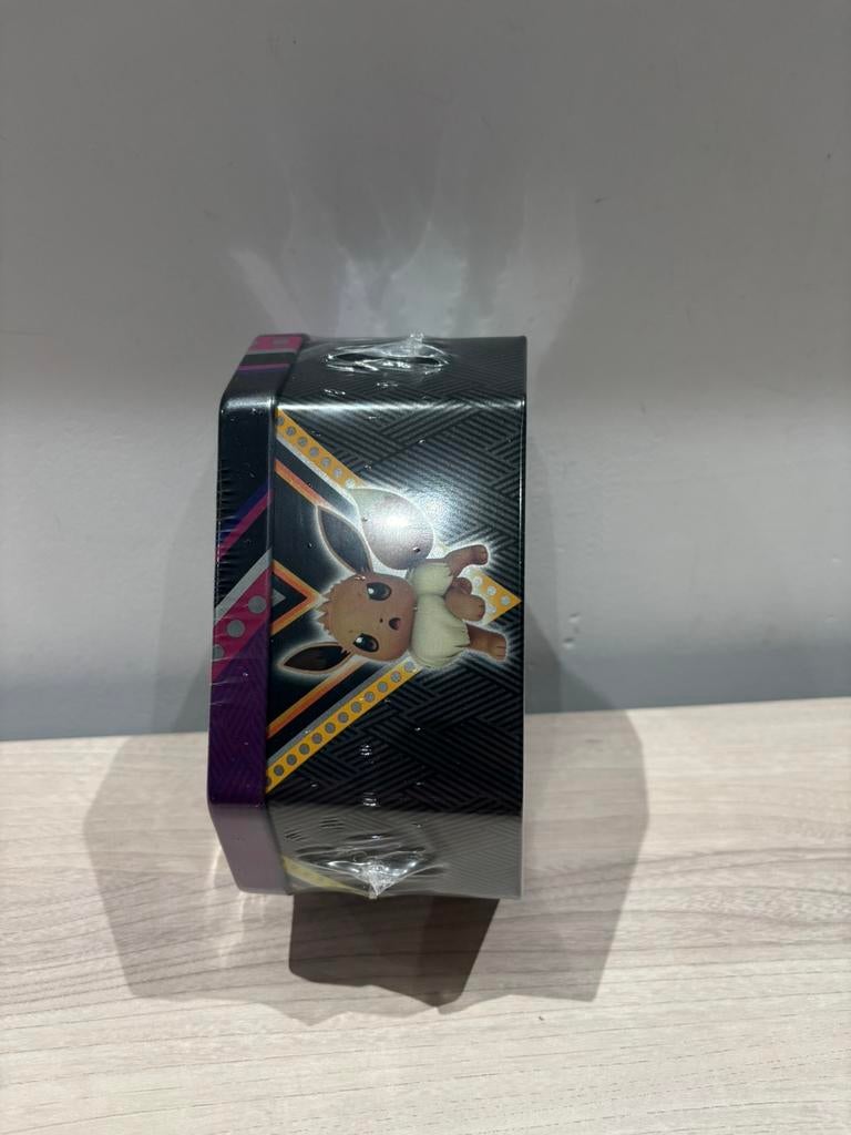 Pokémon TCG Eternatus V Powers Tin 4 packs 2020, Ophalen of Verzenden, Zo goed als nieuw, Foil