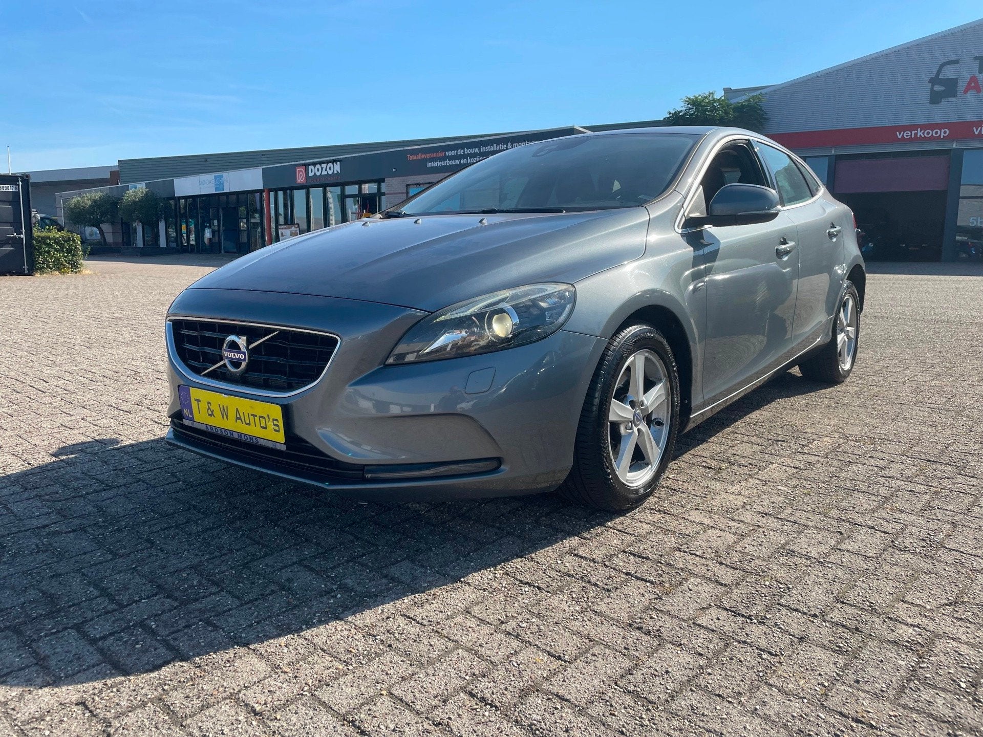 Volvo V40 2.0 T2 Momentum navi.camera, Voorwielaandrijving, Gebruikt, Zwart, 4 cilinders