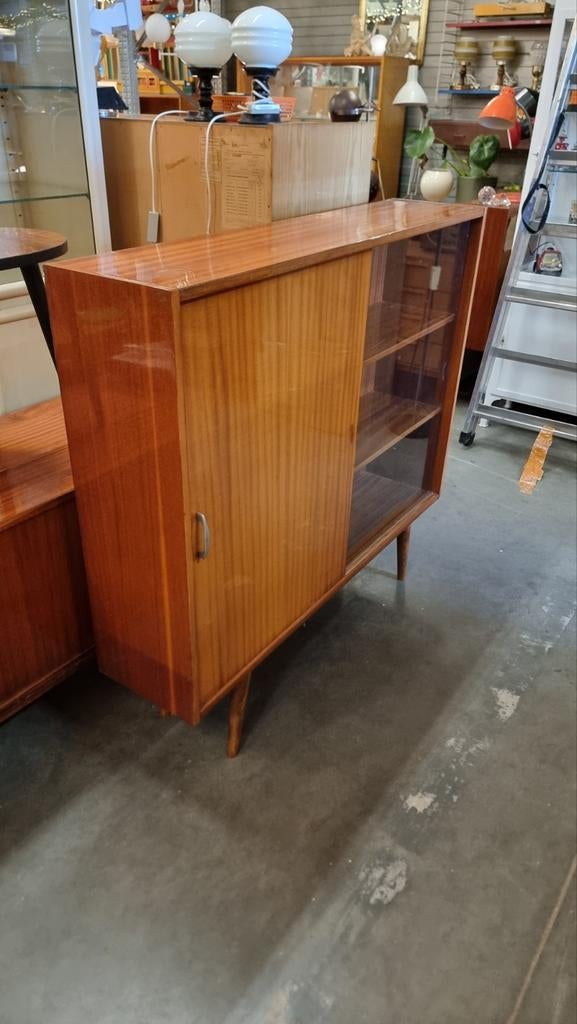 Foto 3 van Vintage wandkast met vitrine  mid century