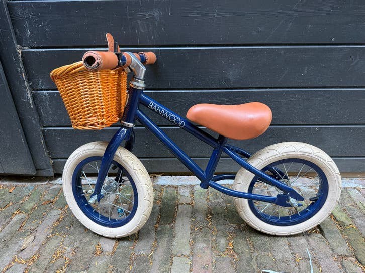 Banwood First Go loopfietsje blauw - Zo goed als nieuw, Fietsen en Brommers, Fietsen | Kinderfietsjes, Ophalen, Zo goed als nieuw