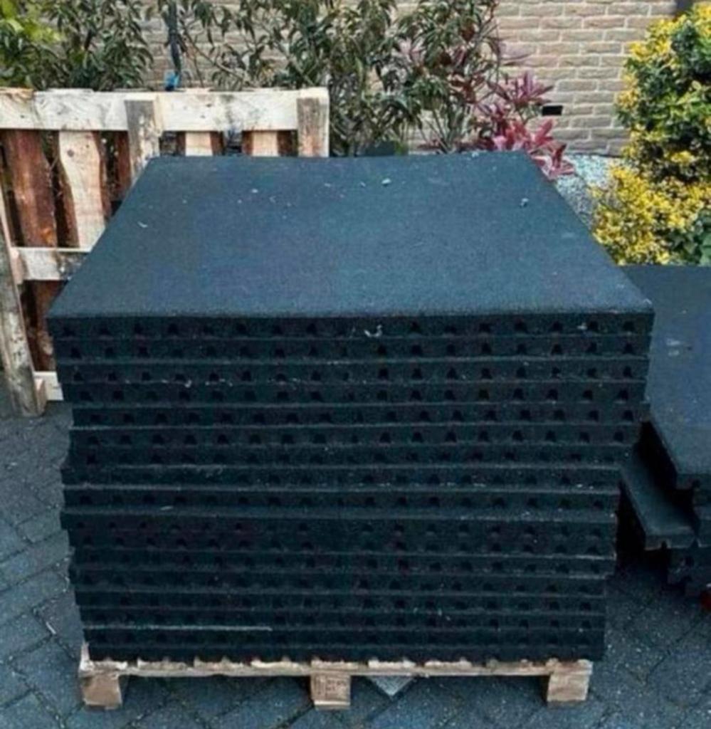 Rubberen Stalmatten 100x100 4cm dik, Stalling, 4 paarden of pony's of meer