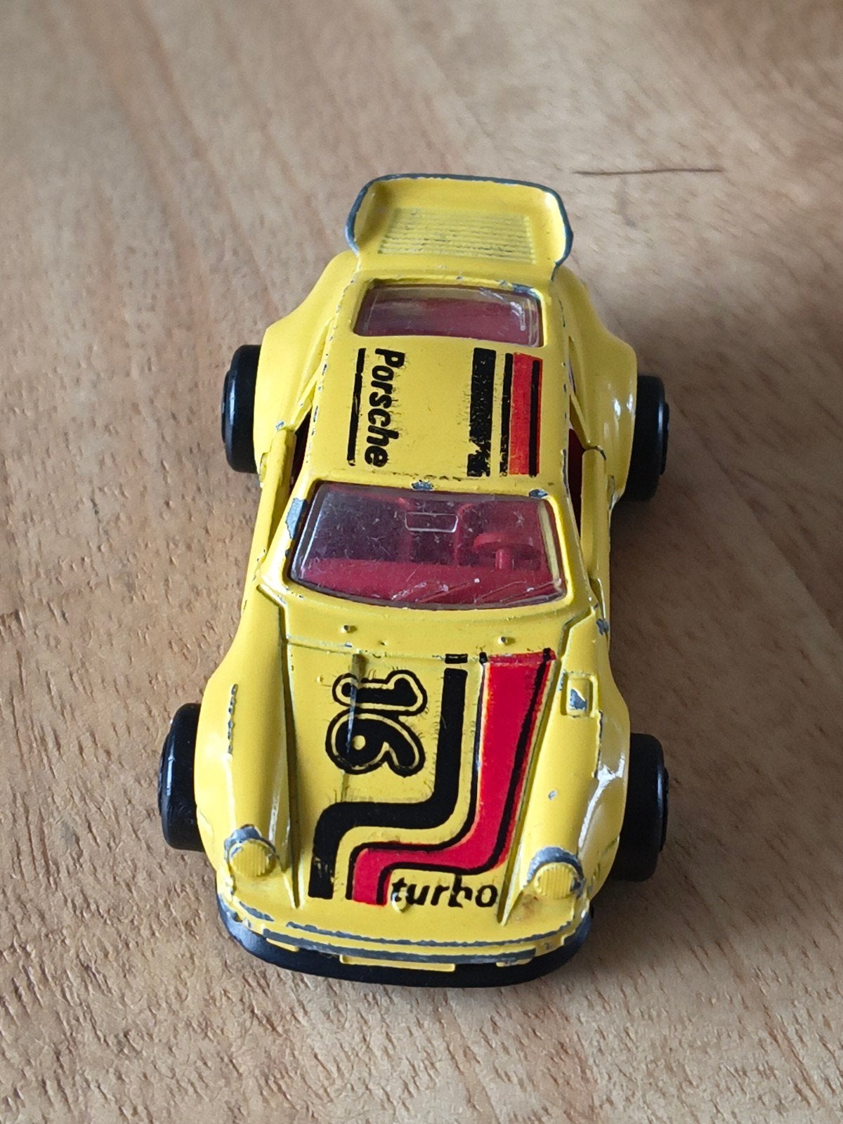 gele PORSCHE TURBO MAJORETTE 1/57 NUMMER 209, Hobby en Vrije tijd, Modelauto's | Overige schalen, Ophalen, Gebruikt, Auto