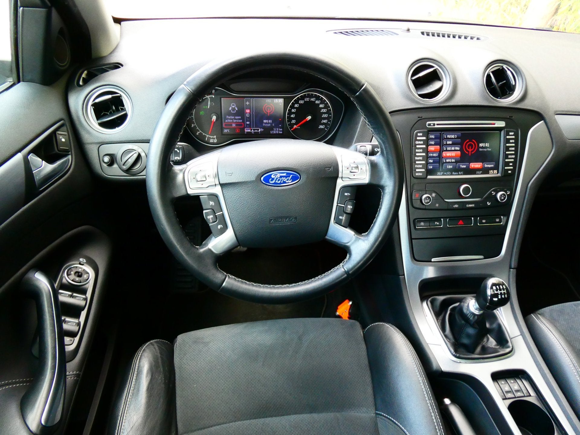 Ford Mondeo 1.6i Platinum Sedan 161pk Clima Navi Schuifdak T, Auto's, Voorwielaandrijving, Gebruikt, 4 cilinders, Leder en Stof