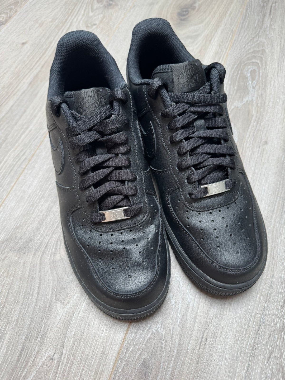 Nike Air Force 1 Sneakers Laag Zwart maat 42,5, Kleding | Heren, Schoenen, Ophalen of Verzenden, Zo goed als nieuw, Zwart