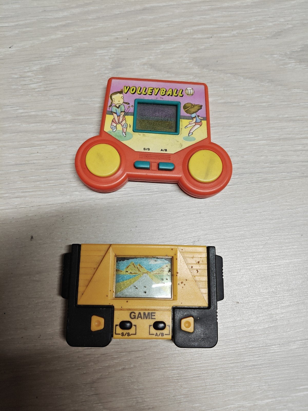 DEFECT Vintage Handheld Games: Volleyball & Race Game lcd, Spelcomputers en Games, Gebruikt, Onbekend, Ophalen of Verzenden, Onbekend