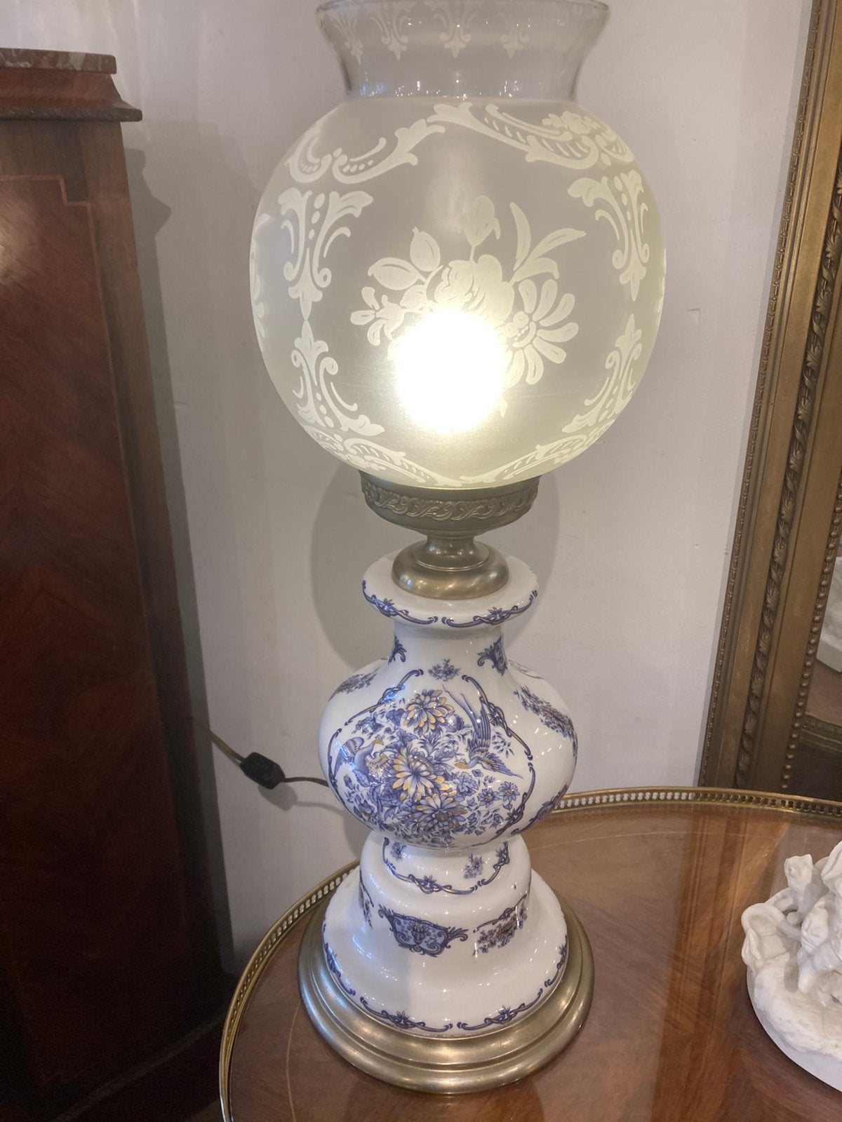 Antieke porseleinen staande lamp met gegraveerde kap 65 cm, Ophalen