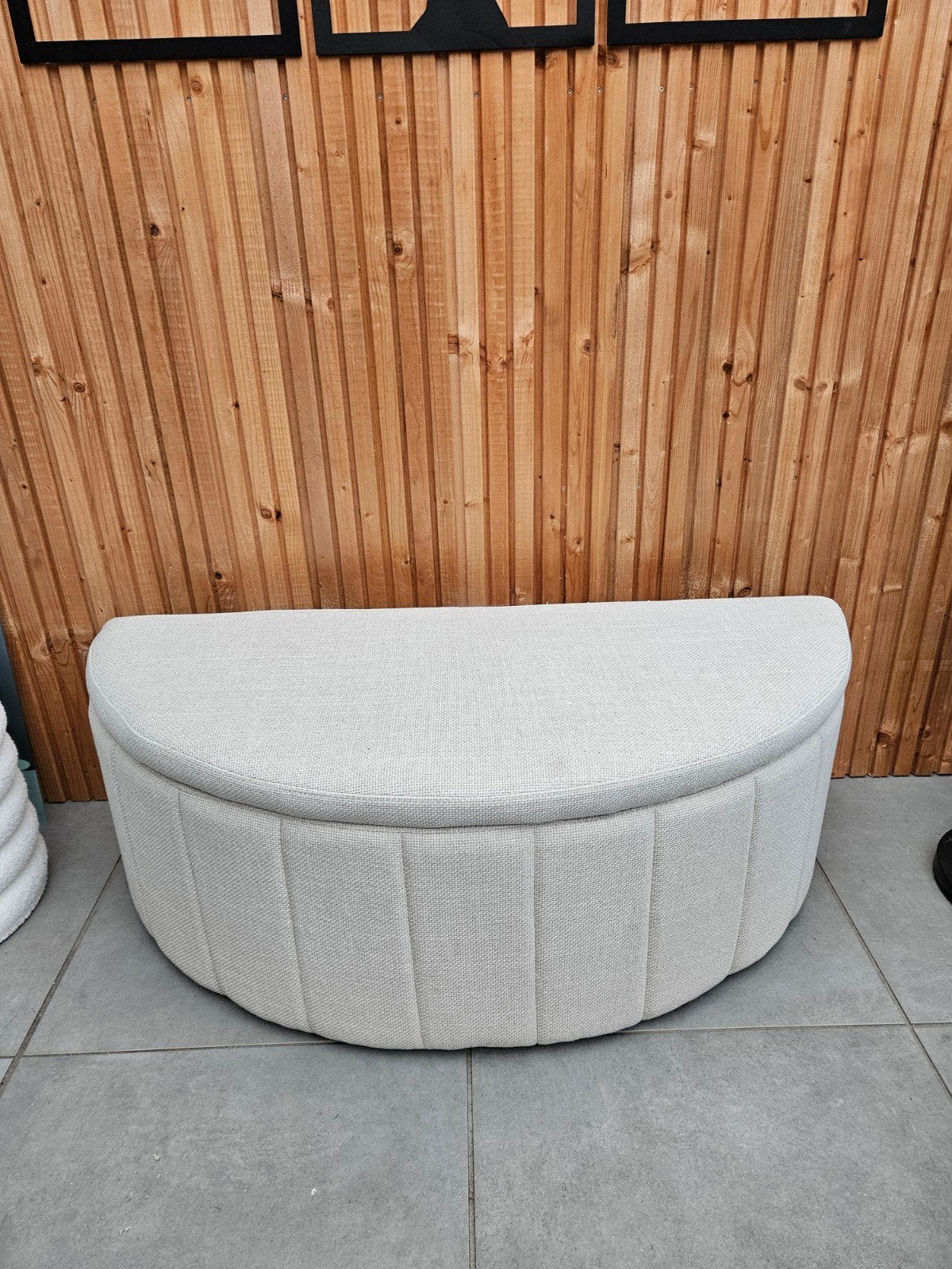 Half ronde zit/opbergpoef Jysk - 116x50x43 cm, Huis en Inrichting, Banken | Voetenbanken en Poefen, Ophalen