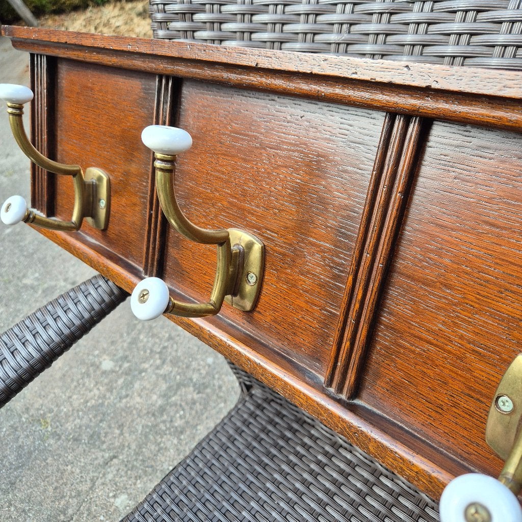 Houten kapstok 4 dubbele messing haken porseleinen knoppen