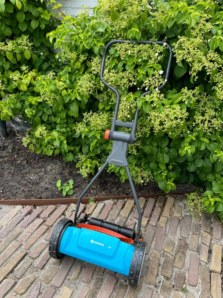 Gardena hand grasmaaier, Tuin en Terras, Grasmaaiers, Kooimesmaaier, Ophalen of Verzenden, Zo goed als nieuw