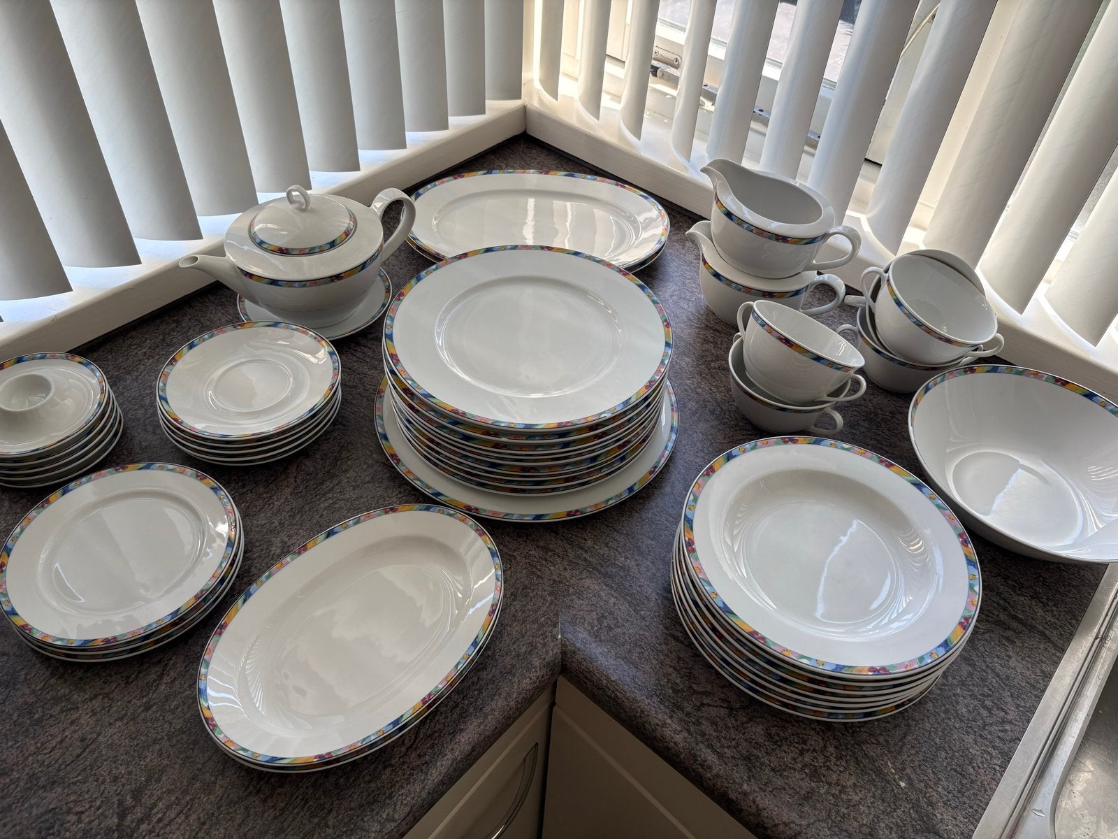 Compleet wit servies met kleurrijke rand, Ophalen of Verzenden