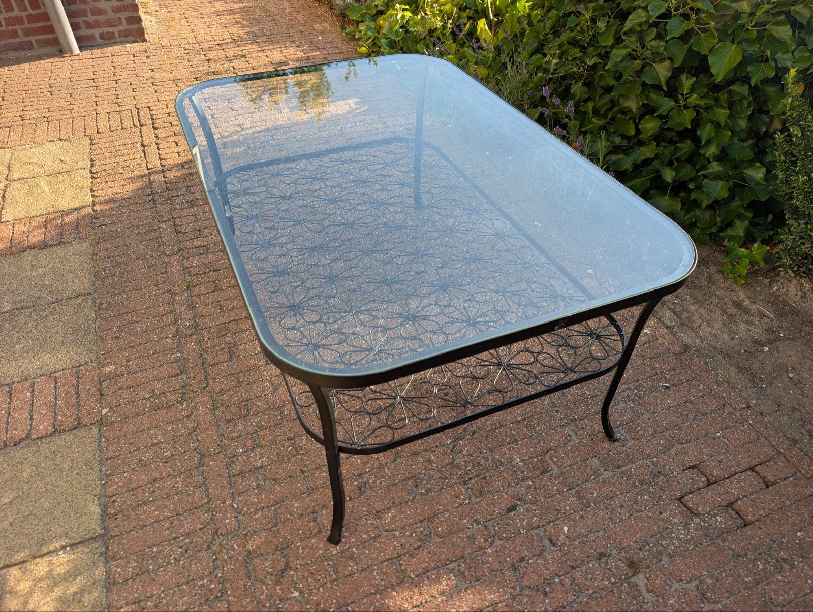 Salontafel met gehardglazen plaat en metalen onderstel, Ophalen, 50 – 75, Gebruikt, 100 tot 150 cm
