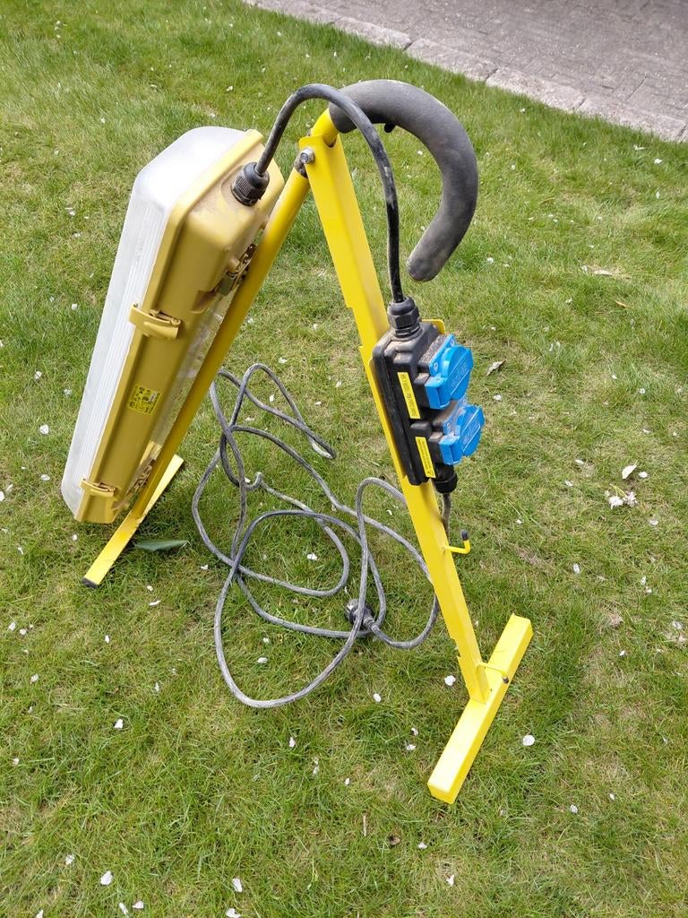Robuuste bouwlamp met dubbele TL-buis en stopcontacten, Ophalen, Gebruikt, Met statief, Lamp met armatuur