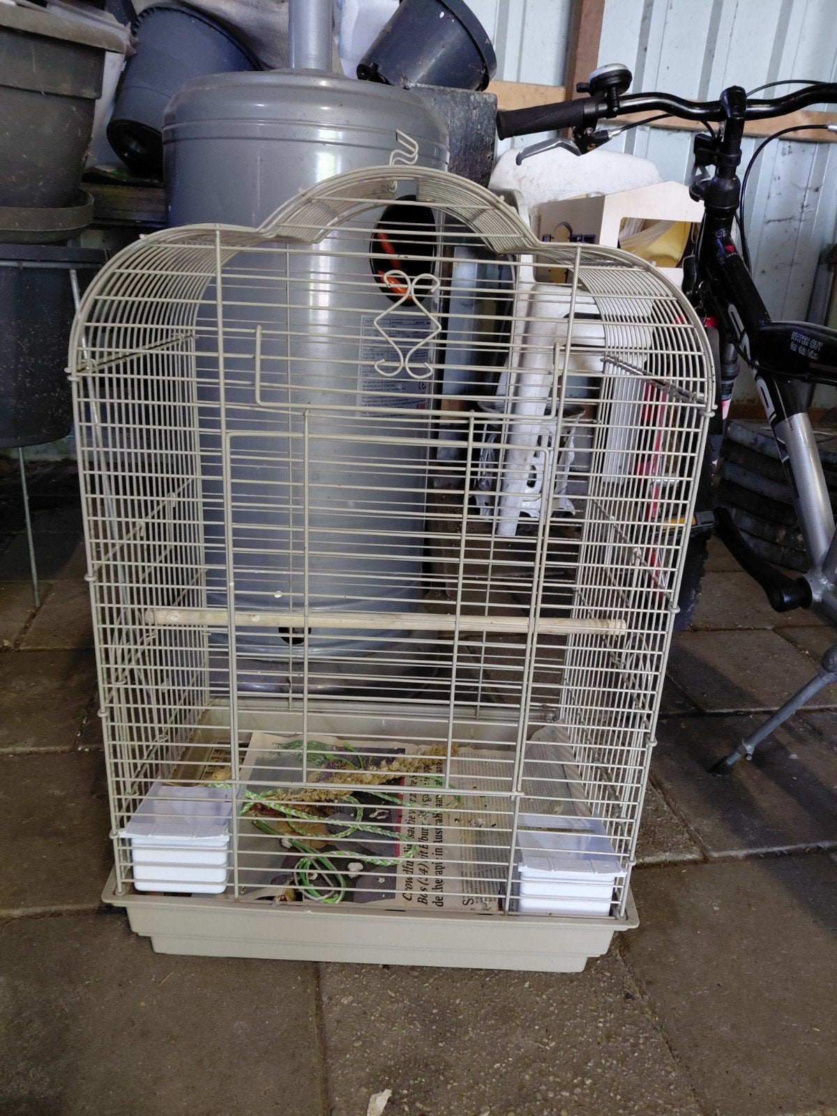 Te koop mooie vogelkooi, Dieren en Toebehoren, Vogels | Hokken en Kooien, Ophalen of Verzenden, Zo goed als nieuw, Metaal, Vogelkooi