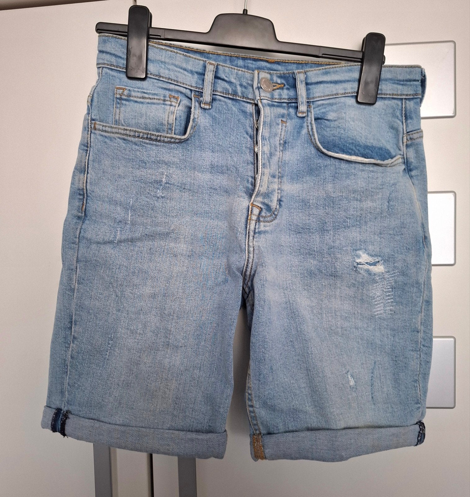 Lichtblauwe jeans short maat 30, Ophalen of Verzenden, Zo goed als nieuw, Blauw, Overige jeansmaten