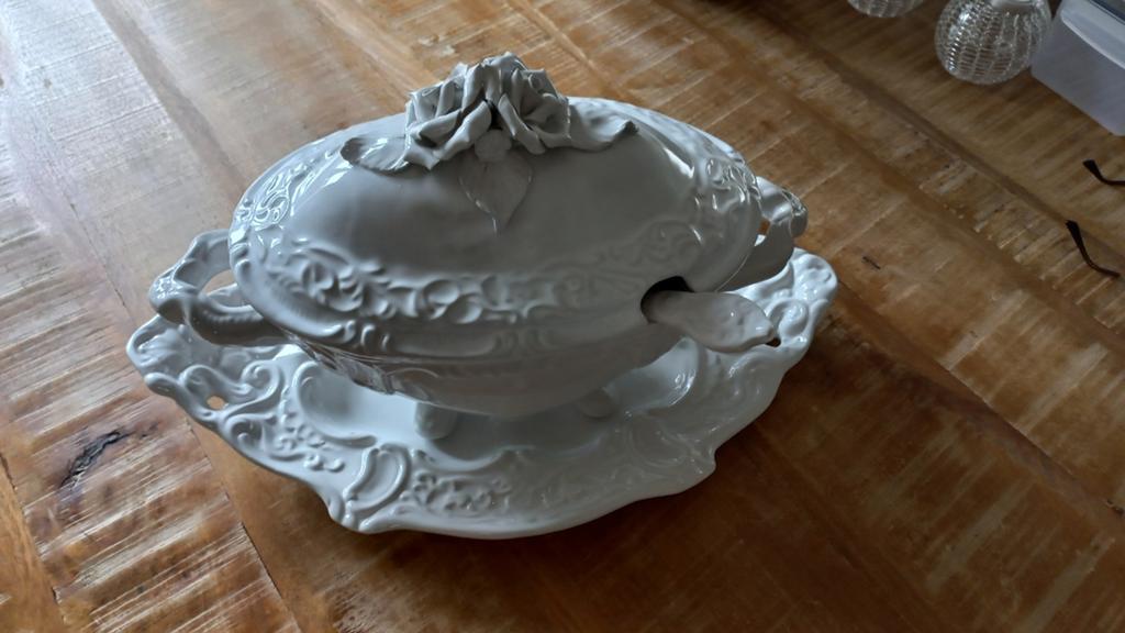 Witte soepterrine met schaal, rozenmotief., Antiek en Kunst, Antiek | Porselein, Ophalen