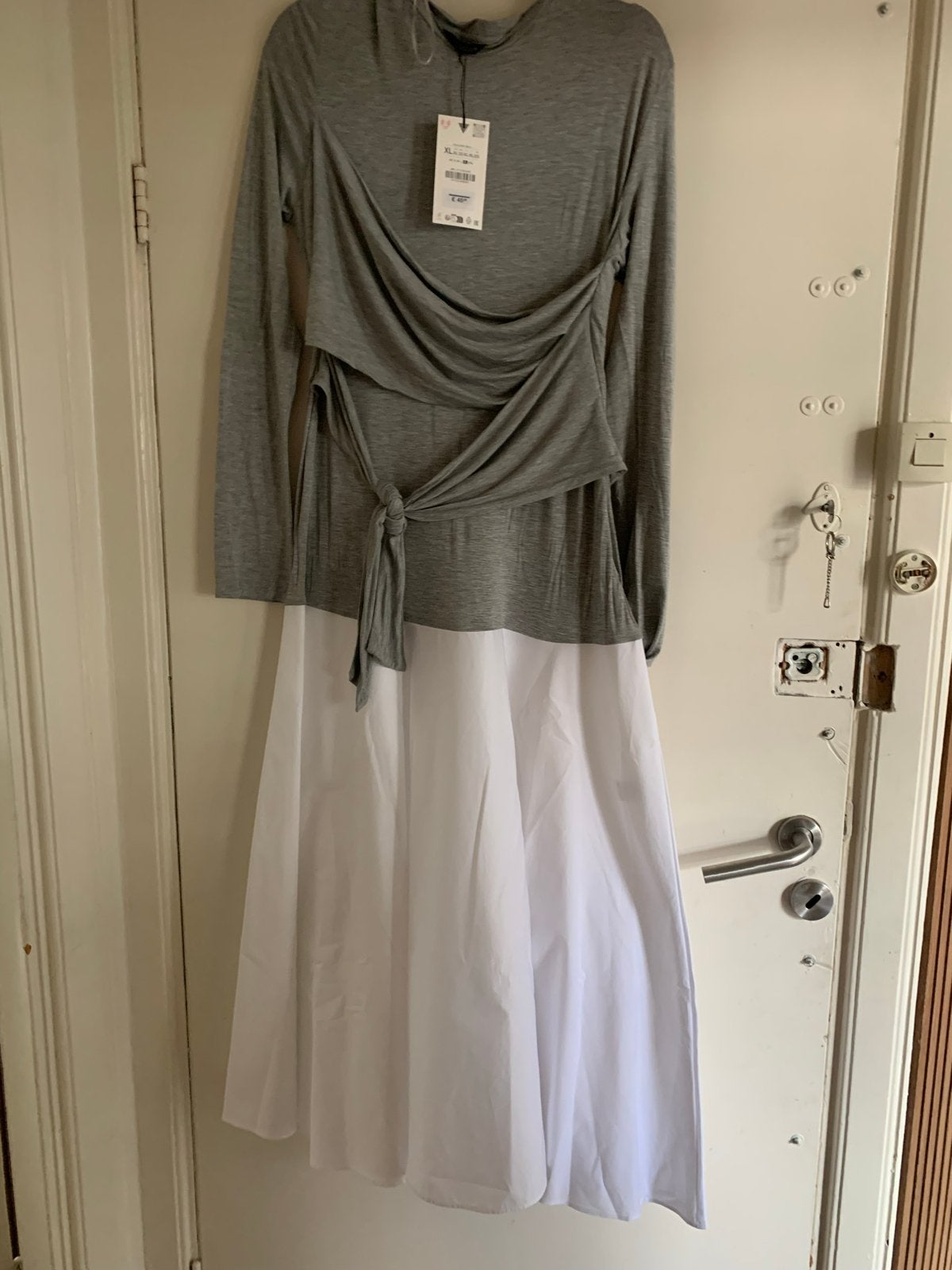 Zara jurk maat XL, grijs met wit, nieuw met kaartje, Ophalen of Verzenden, Nieuw, Maat 46/48 (XL) of groter, Meerkleurig
