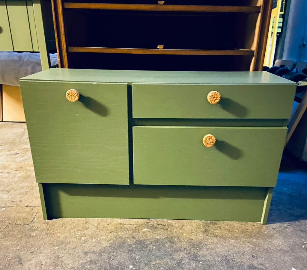 Stoer vintage kastje gerestyled in mat olijfgroen., Ophalen