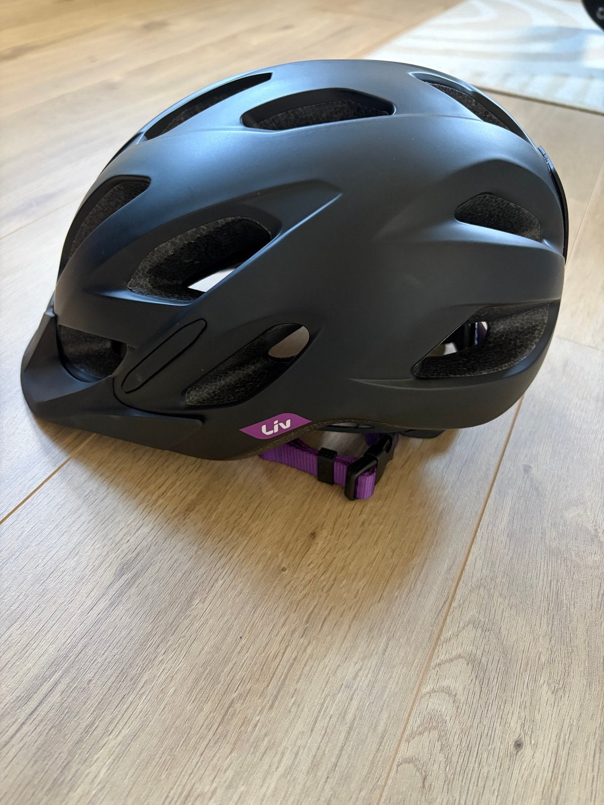 Liv fietshelm - Zwart met paars (dames), Ophalen of Verzenden, Zo goed als nieuw, Overige maten, Dame