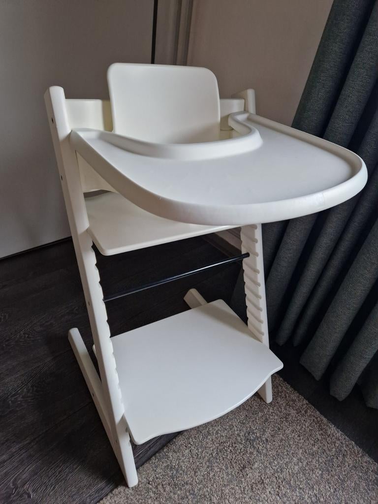 Tripp Trapp stoel wit met verkleiner / speelblad, Kinderen en Baby's, Kinderstoelen, Ophalen of Verzenden, Gebruikt, Meegroeistoel