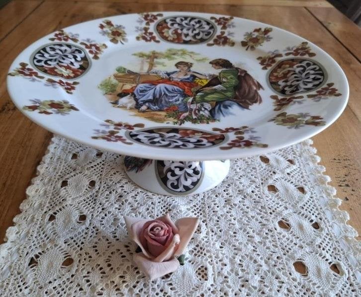 Schaal op voet met barok afbeelding, Japanse Chin en bloemen, Antiek en Kunst, Ophalen of Verzenden