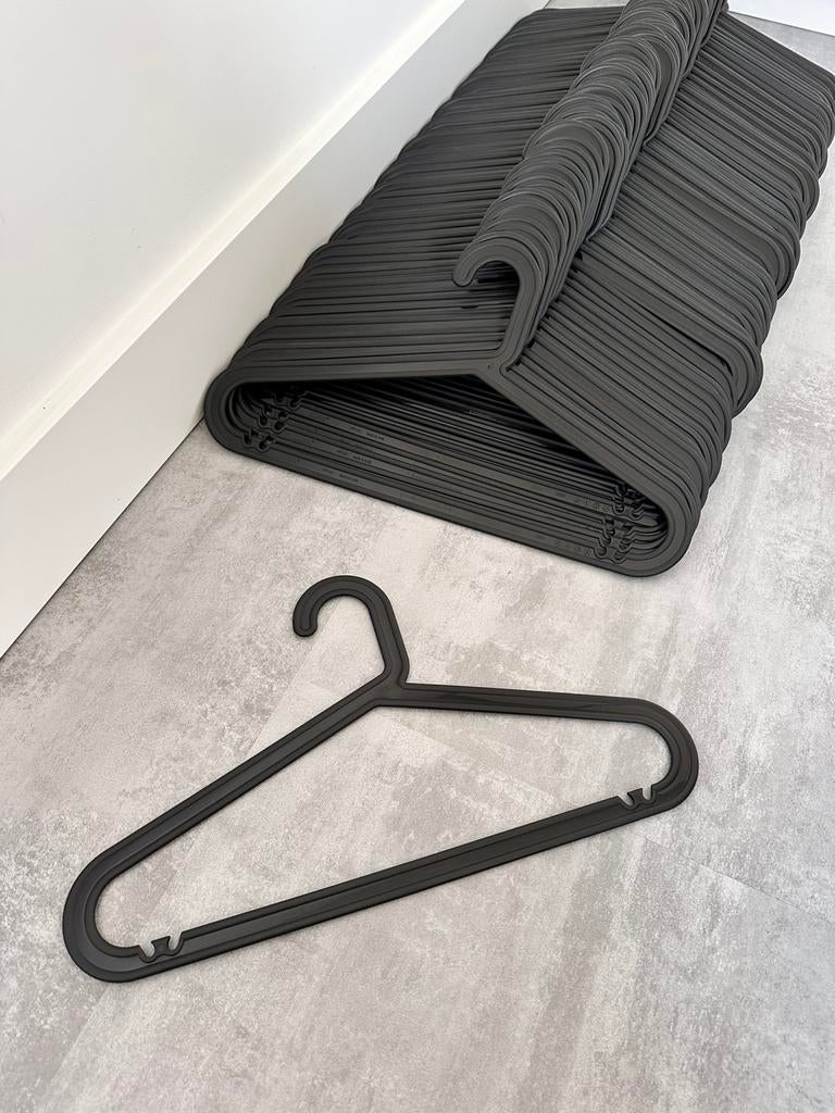 Zwarte IKEA kledinghangers 100 stuks ZGAN, Ophalen, Zo goed als nieuw, Kunststof