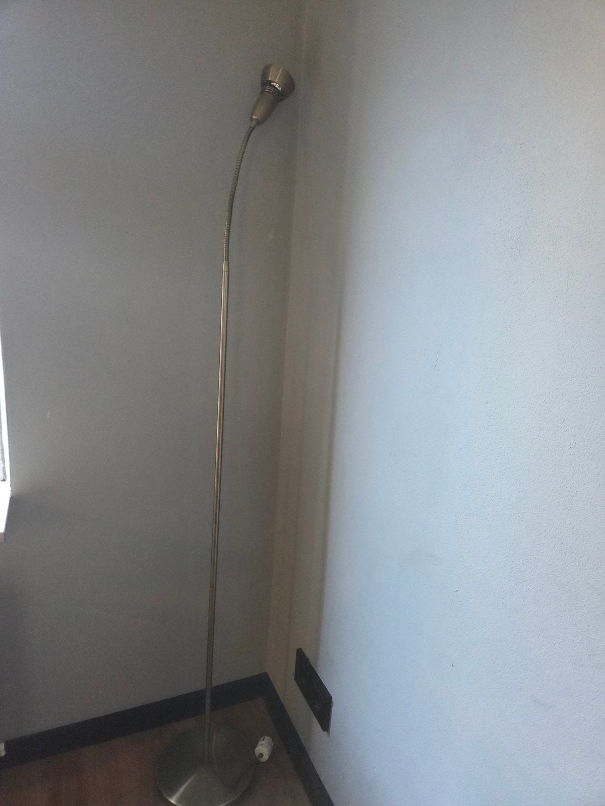 Gouden vloerlamp met flexibele arm, Huis en Inrichting, Lampen | Vloerlampen, Ophalen, Gebruikt, E27 (groot), Metaal