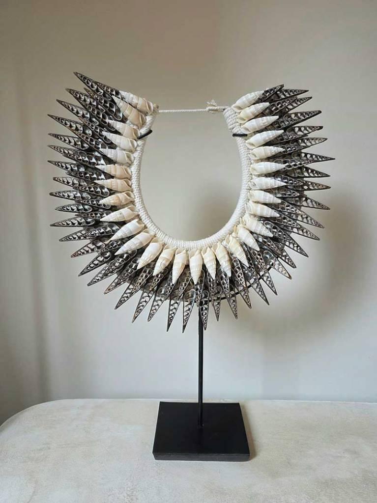 Schelpenketting op standaard Bala uit Bali, Ophalen of Verzenden, Tropical home, 6951nk, Nieuw