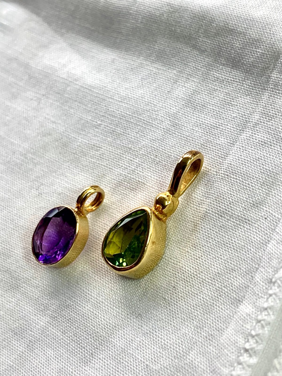 Nieuwe vergulde hangers, Sieraden, Tassen en Uiterlijk, Kettinghangers, Nieuw, Ophalen of Verzenden, Met edelsteen, Goud