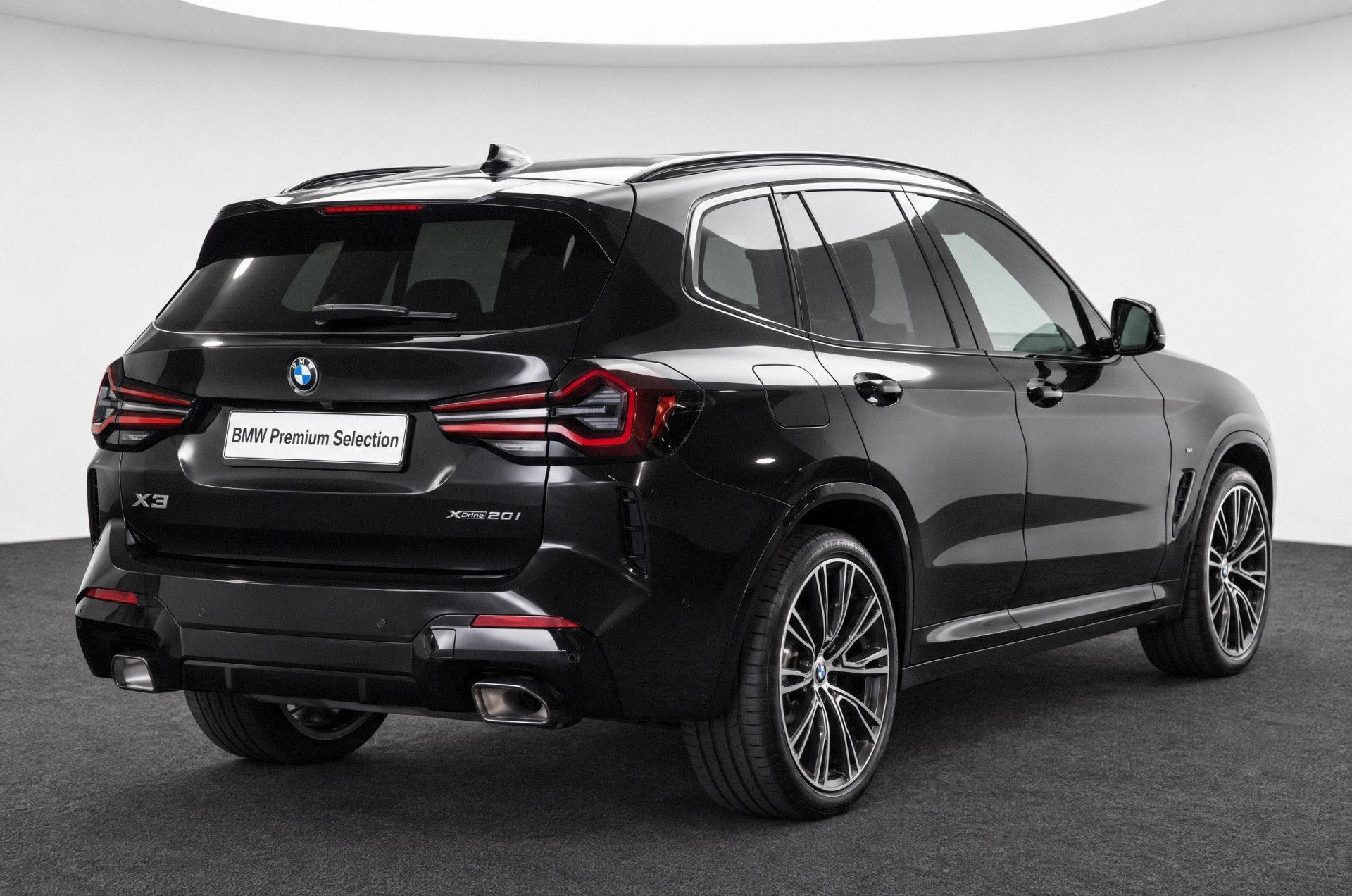 BMW X3 xDrive20i High Executive M Sport Automaat / Panoramad, Automatische klimaatregeling, Gebruikt, 4 cilinders, Zwart