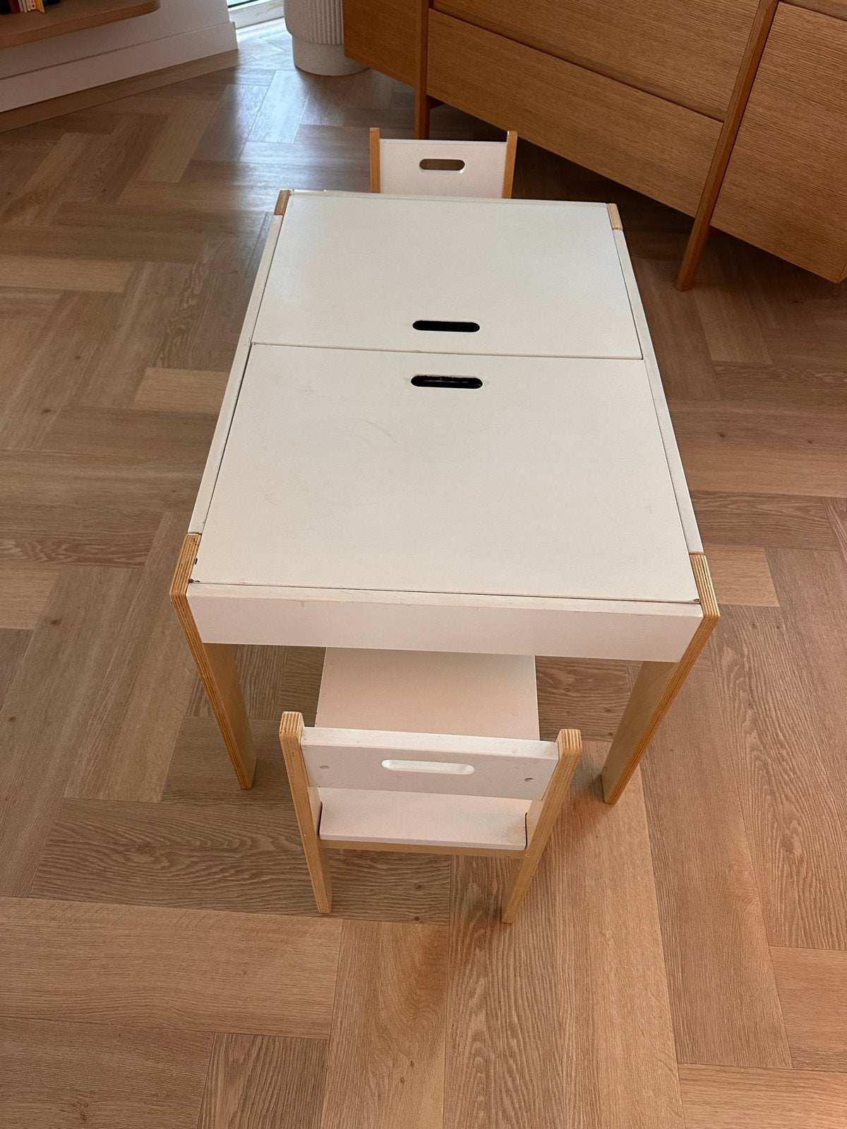 Beboonz Kinder speeltafel met 2 stoeltjes - wit/naturel, Kinderen en Baby's, Kinderkamer | Tafels en Stoelen, Ophalen, Gebruikt