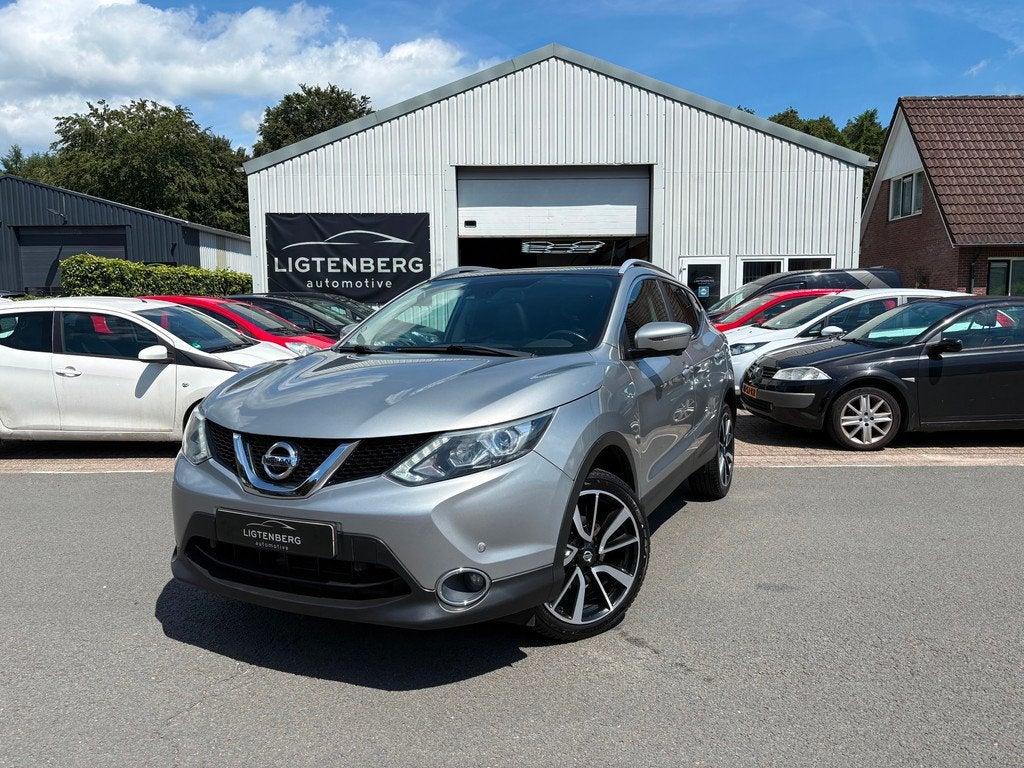 Nissan Qashqai 1.2 Tekna PANO/STOELVERW/PDC/360 CAMERA/LEER, Auto's, Nissan, Voorwielaandrijving, Euro 5, Gebruikt, Zwart