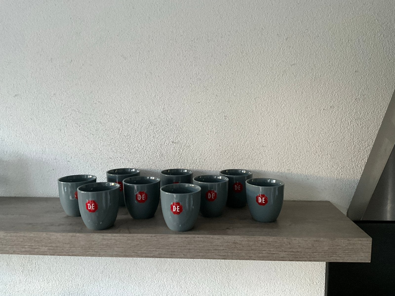 9 Douwe Egberts koffiekopjes - grijs met rood logo, Ophalen of Verzenden, Zo goed als nieuw, Keramiek, Kop(pen) en/of Schotel(s)