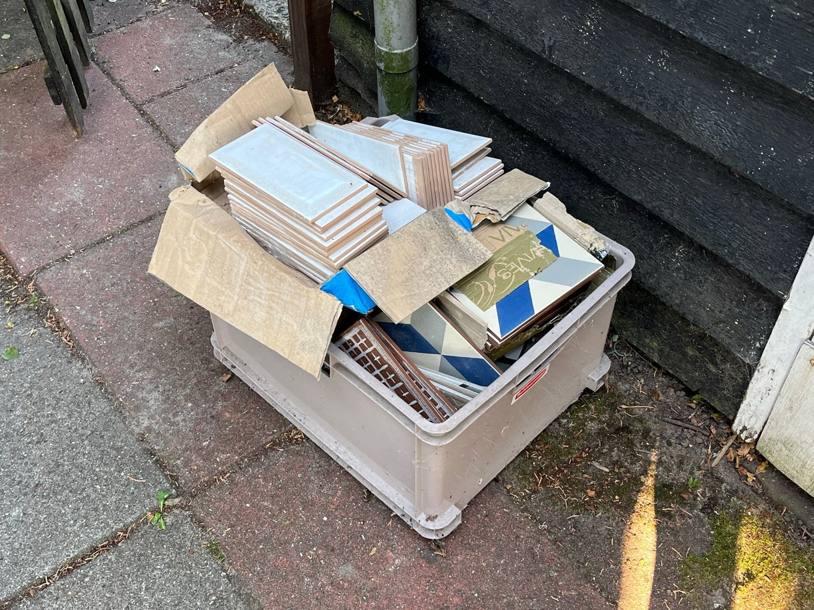 Krat met restanten tegels, 3 verschillende soorten, Ophalen, Gebruikt, Keramiek, Overige typen