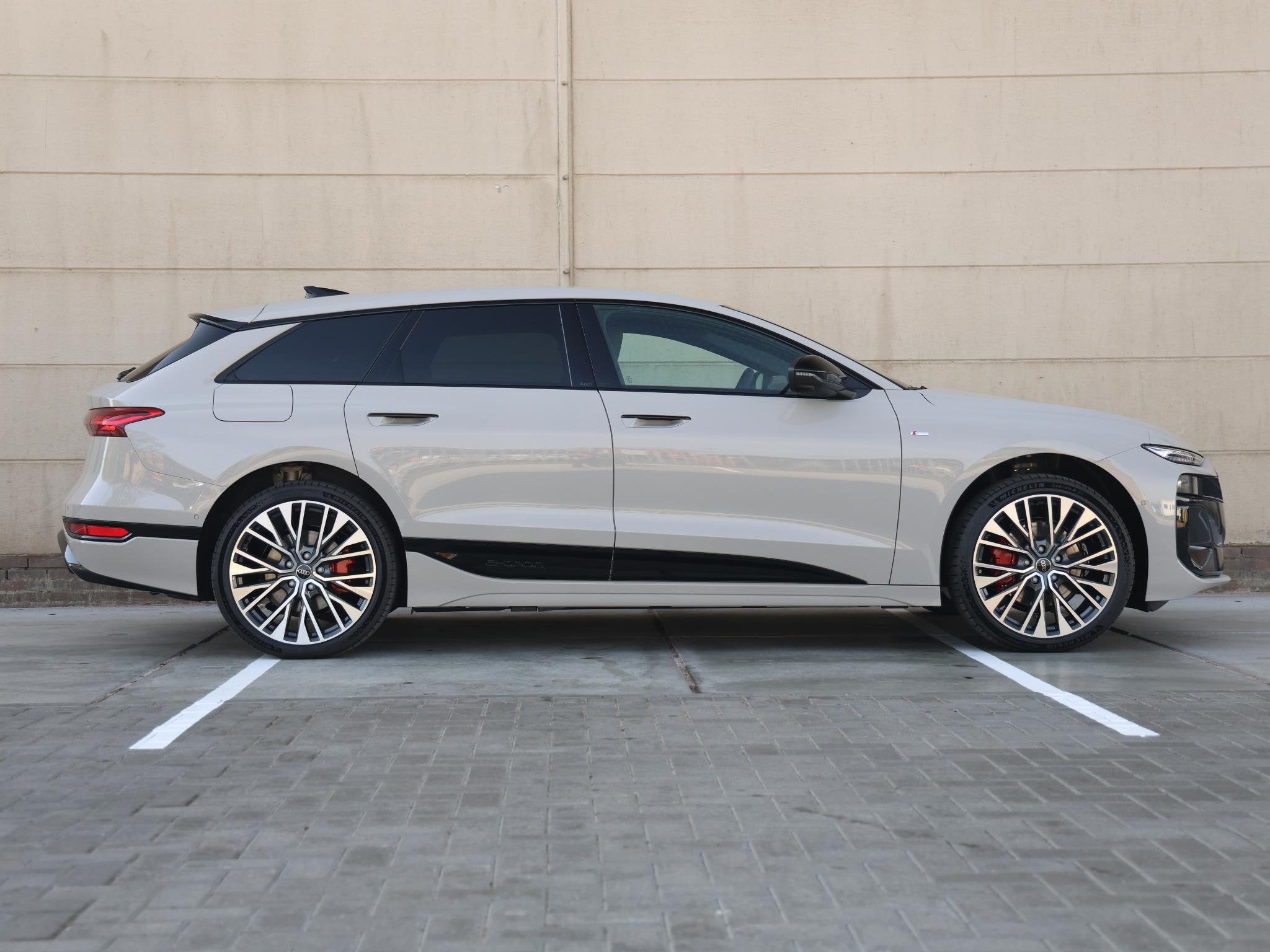 Audi A6 Avant S edition e-tron 83 kWh 286 PK | 21" Veel spaa, Automaat, Achterwielaandrijving, Zwart, Beige