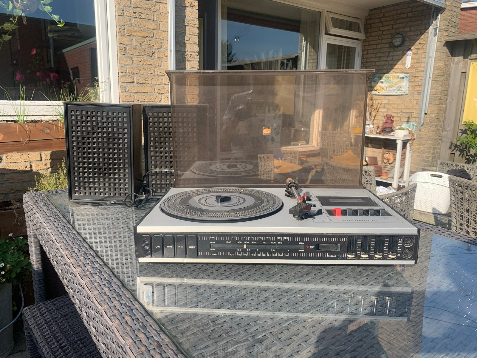 Vintage platenspeler met speakers