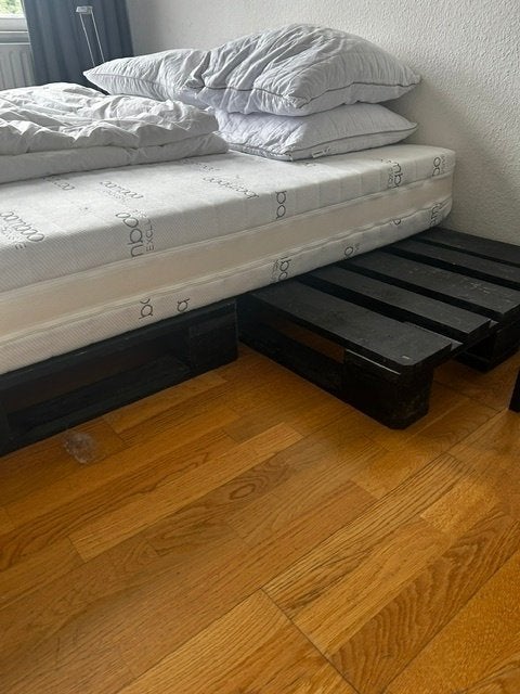 Gratis op te halen 4 pallets gebruikt als bed, Ophalen, Gebruikt, Zwart, Tweepersoons