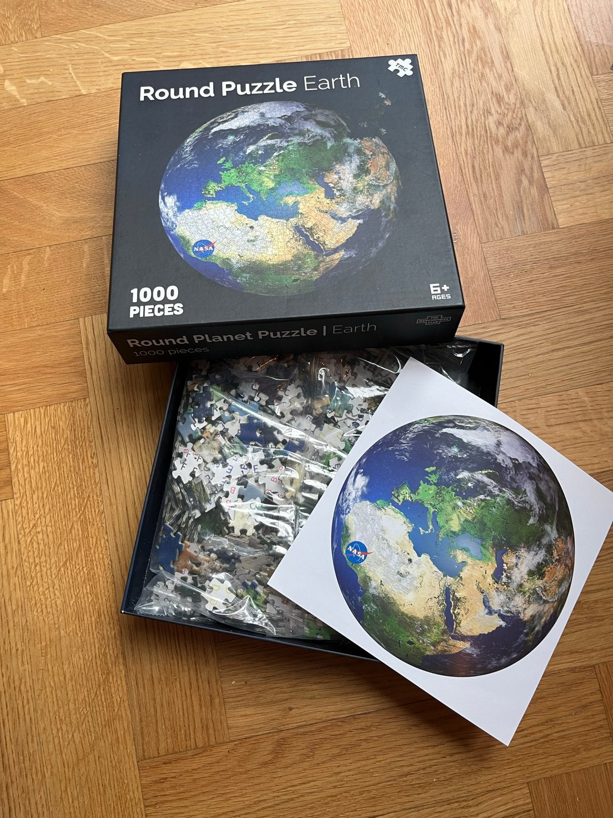 Round Puzzle Earth 1000 stukjes - NASA editie, Ophalen of Verzenden, 500 t/m 1500 stukjes, Zo goed als nieuw, Legpuzzel