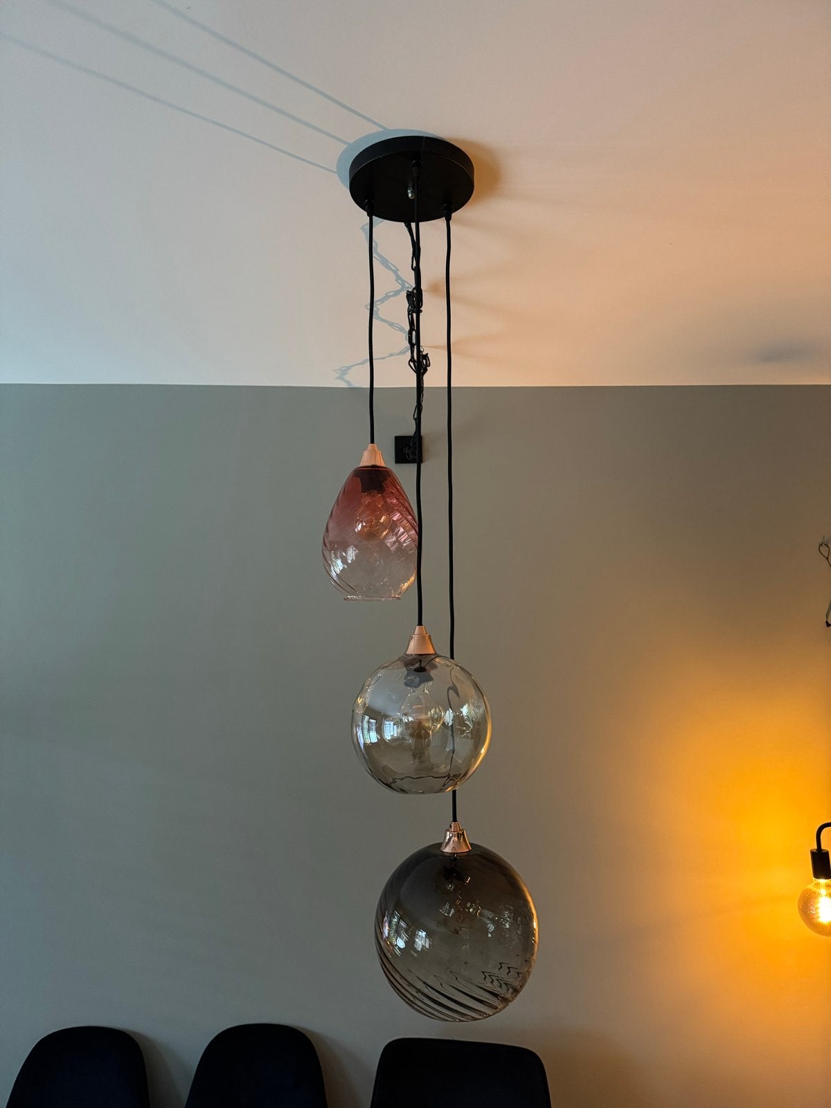 Moderne hanglamp met 3 glazen kappen - diverse kleuren, Ophalen, Zo goed als nieuw, Glas, E27 (groot)